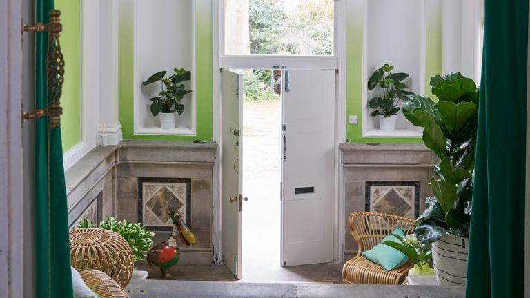 绿色和白色的走廊和瓷砖地板