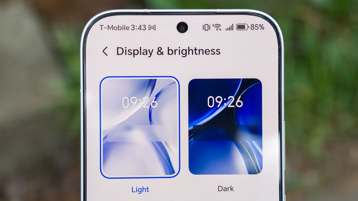 The teeny, tiny sub-1mm bezels on an Honor 600
