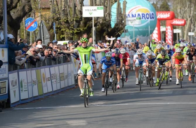 Elia Viviani (Cannondale) hits the line first