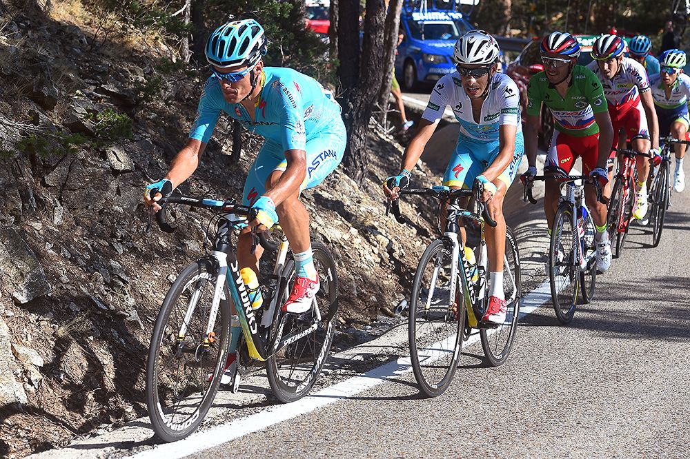 Fabio Aru gains time on Tom Dumoulin.