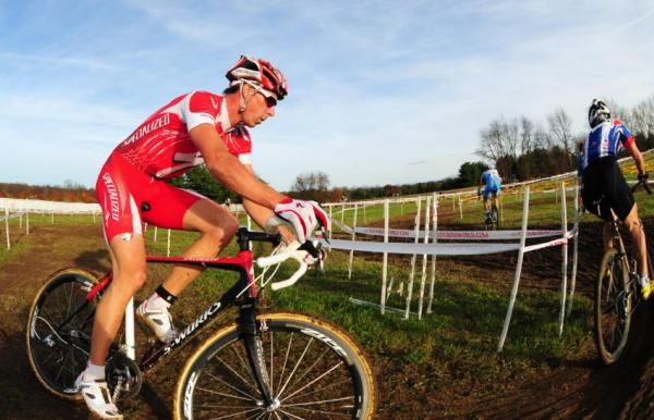 Todd Wells (Specialized) closing in on Davide Frattini (Team Fuji).