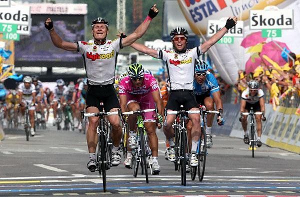 Cavendish celebrates a 1-2 in the Giro with Greipel