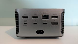 Ersheb Baraim站的背景(14 in 1,8k,Thunderbolt 5),在具有綠色背景的辦公室