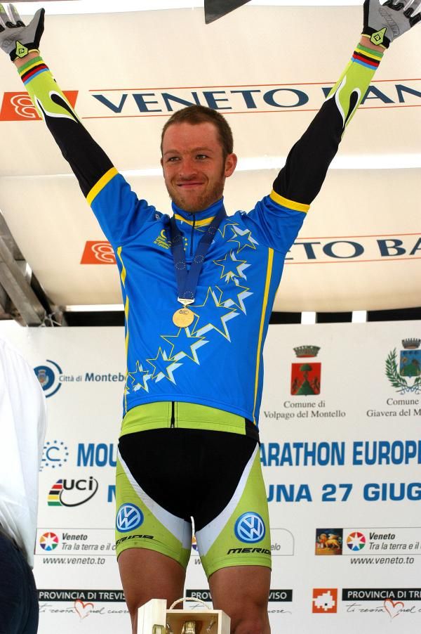 Newly crowned European Marathon Champion Ralph N&auml;f (Multivan Merida) on the podium
