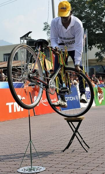 RM. Krishnasamy, from Kuala Kubu Baru Malaysia, shows off his acrobatic skills before the start of stage 7.