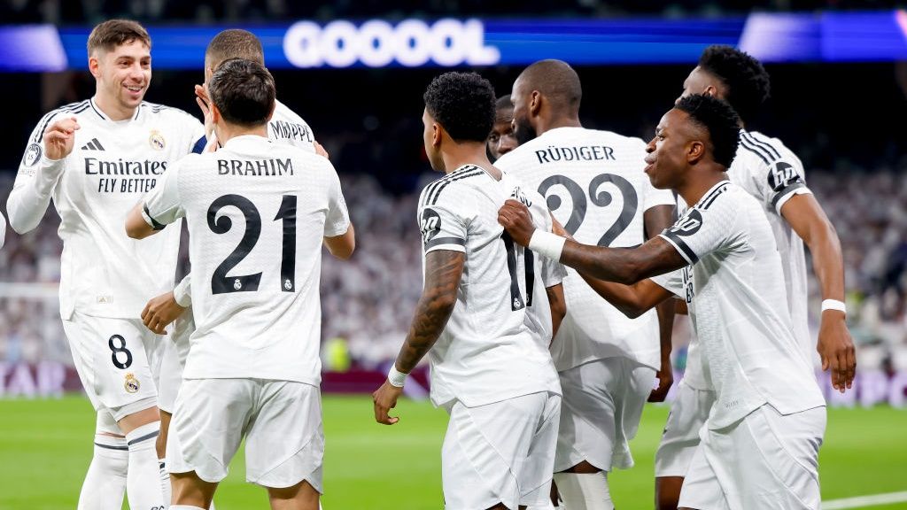 Rodrygo of Real Madrid celebrates after scoring his team&#039;s first goal with teammates during the UEFA Champions League 2024/25 Round of 16 First Leg match between Real Madrid C.F. and Atletico de Madrid at Estadio Santiago Bernabu on March 4, 2025 in Madrid, Spain