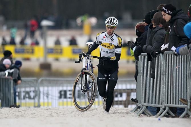Pieter Vanspeybrouck runs with his bike.