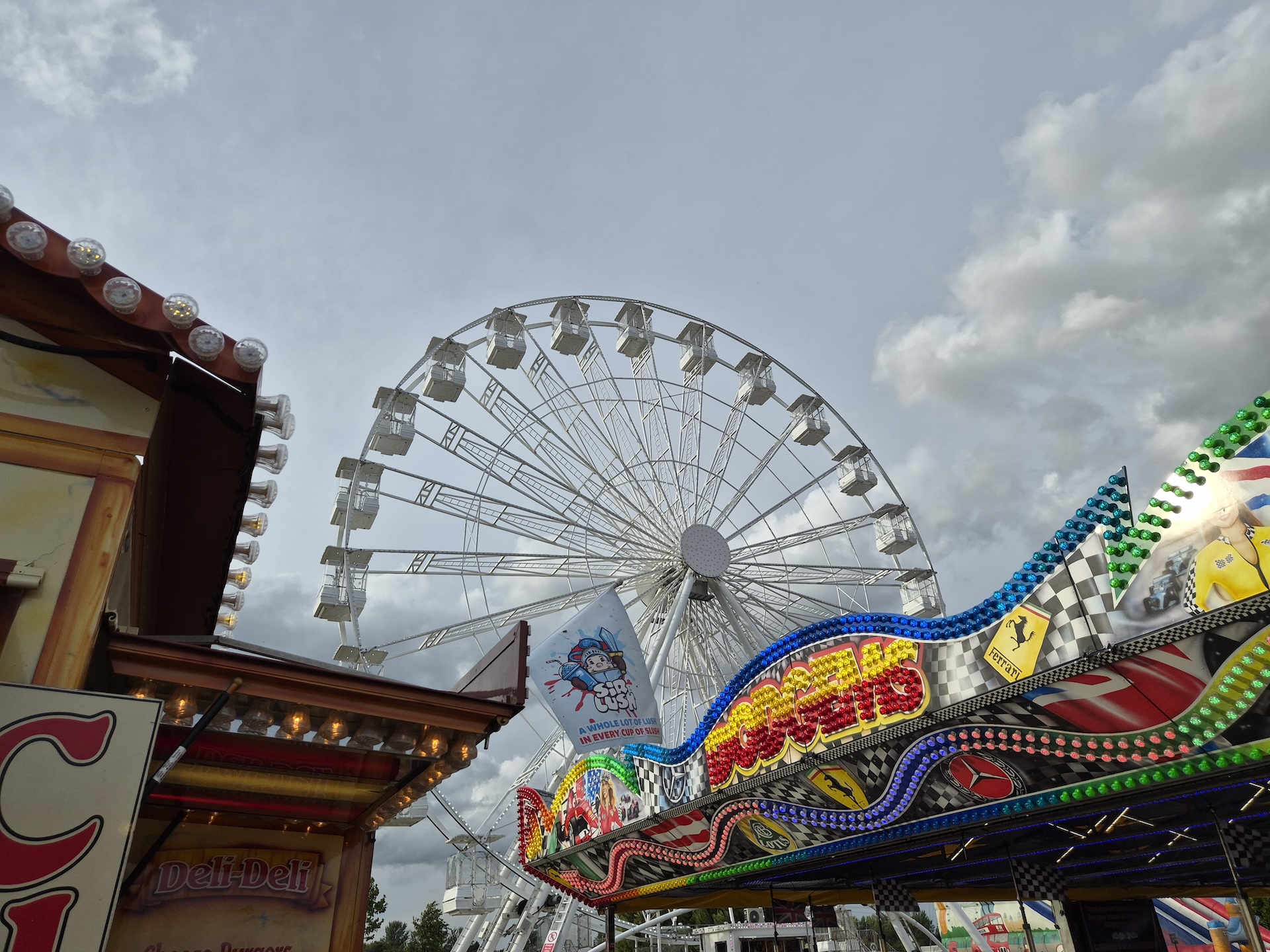 Camera Sample of a funfair captured on the Galaxy Z Flip 7 FE 