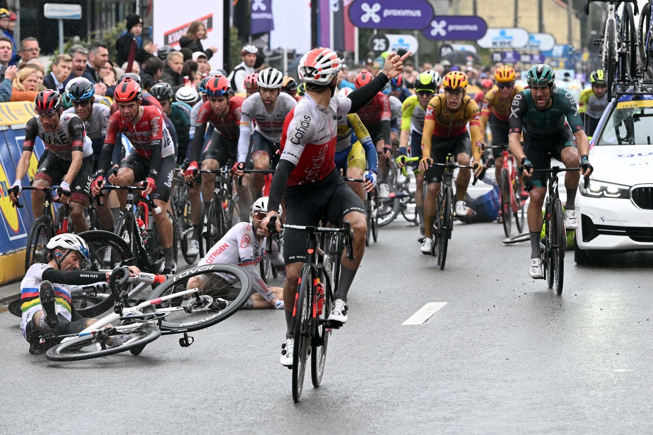 De Brabantse Pijl - La Fleche Brabanconne 2022 - 62nd Edition - Leuven - Overijse 205,1 km - 13/04/2022 - Crash - Team Car - Julian Alaphilippe (FRA - Quick-Step Alpha Vinyl Team) - Larry Warbasse (USA - AG2R Citroen Team) - photo Vincent Kalut/PN/SprintCyclingAgency&Acirc;&copy;2022