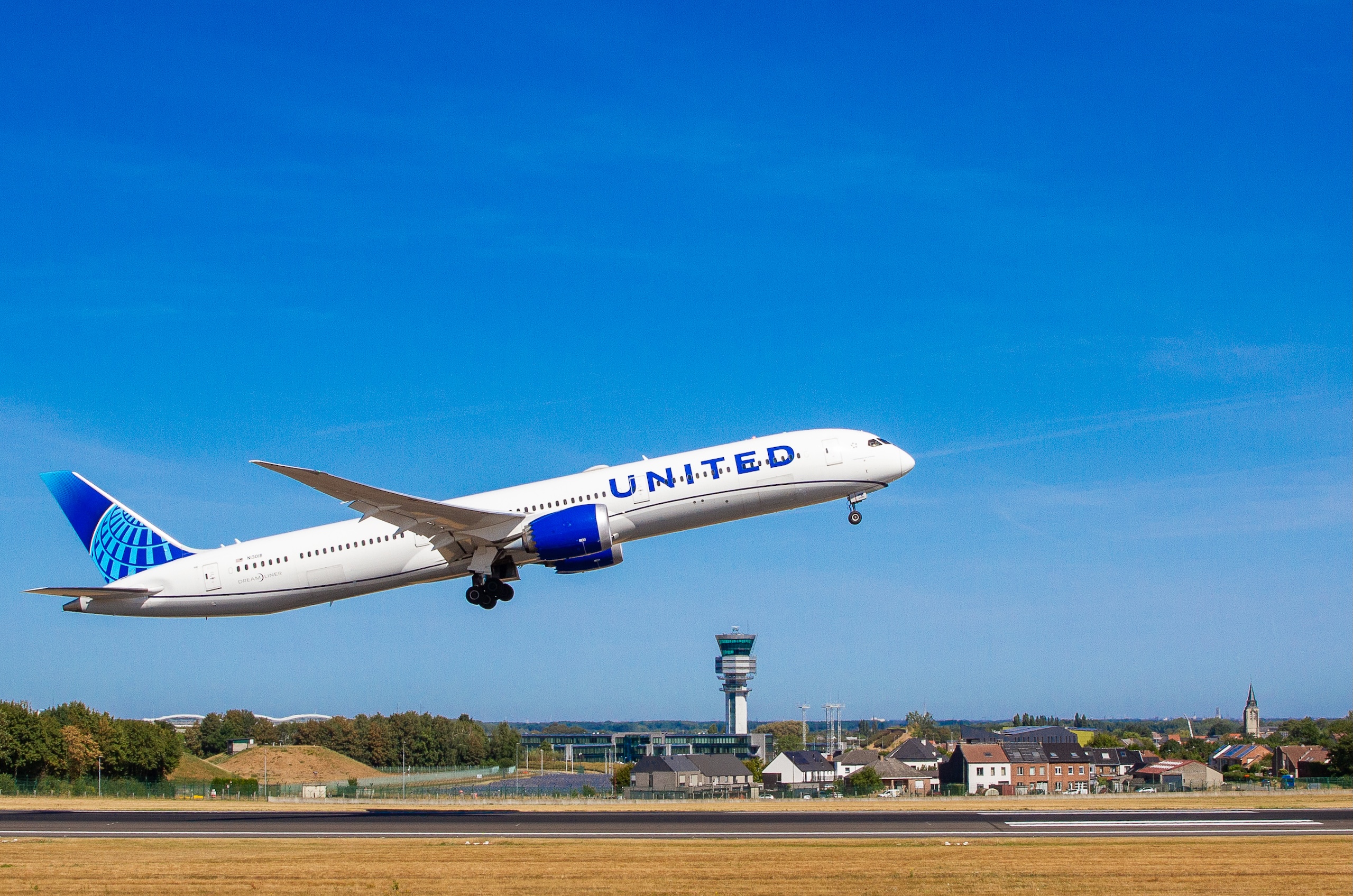 A United Airlines 787 Dreamliner taking off