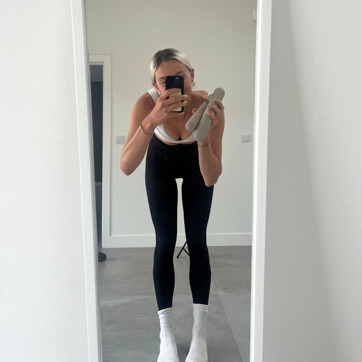 Health writer Ash S trying a 5 minute arm workout with weights