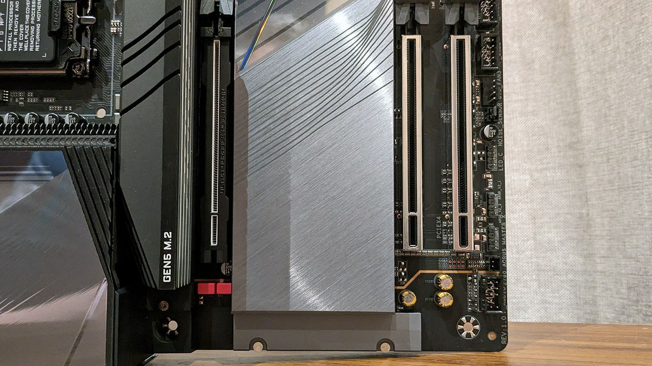 Gigabyte Z790 Aorus Master X PCIe slots and M.2 heatsink