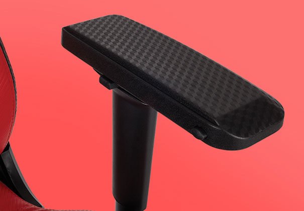 De armsteuntjes zijn gemaakt van plastic en voelen heel goedkoop en fragiel aan.