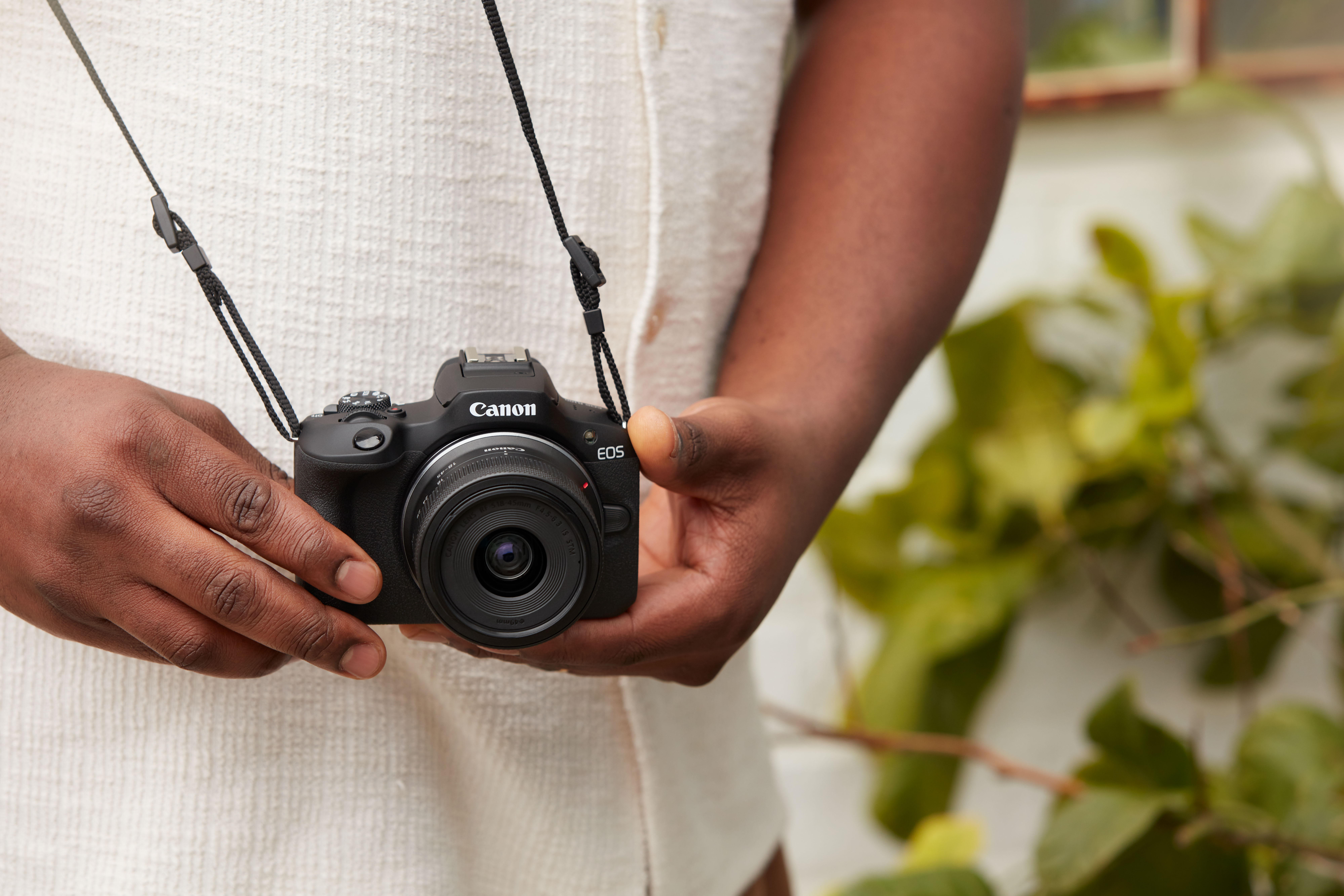 EOS R100