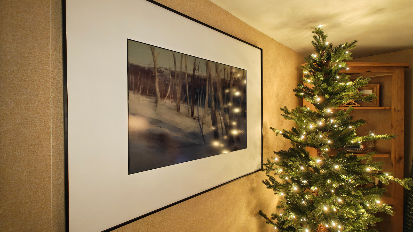 Revisión de carteles en tinta; marco de arte negro en la pared