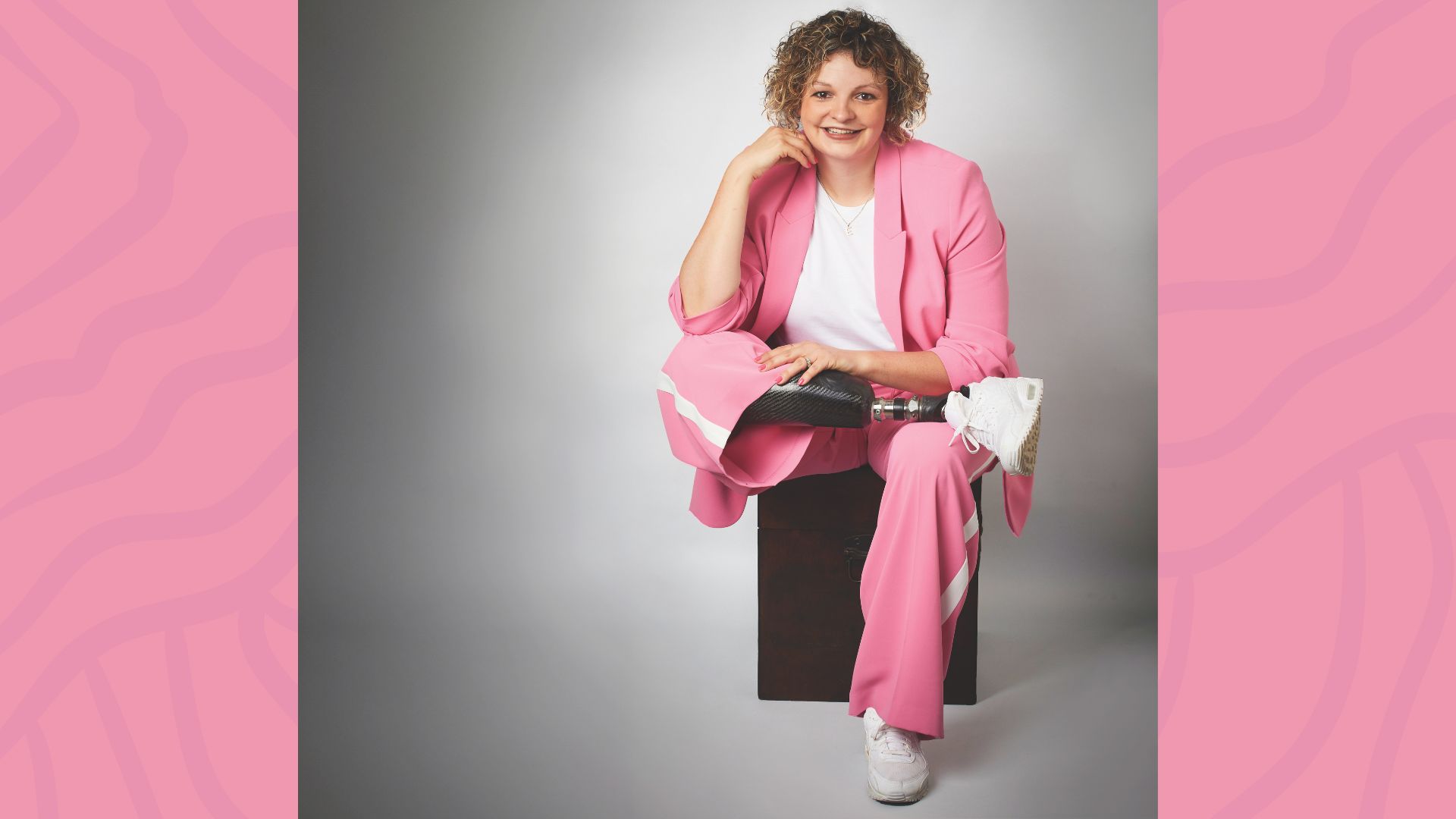 A portrait of Ella Dove with her prosthetic leg