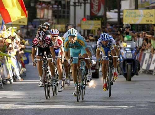 Andrey Kashechkin (Astana) sprints for fourth.