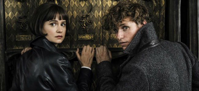 Tina Goldstein (Katherine Waterston) and Newt Scamander (Eddie Redmayne) stand by a door in Fantasti