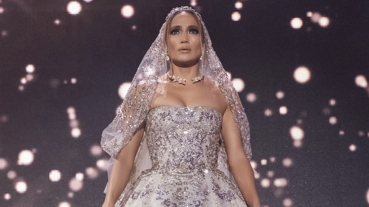 Fans Compare Jennifer Lopez's Wedding Dress to Her Wedding Planner