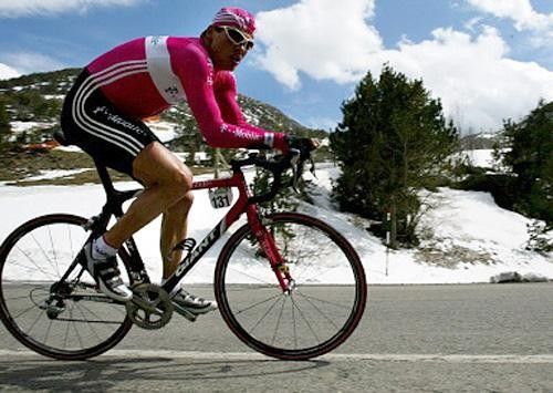 Jan Ullrich (T-Mobile) looks to see what's up ahead. A bloody big mountain, that's what.