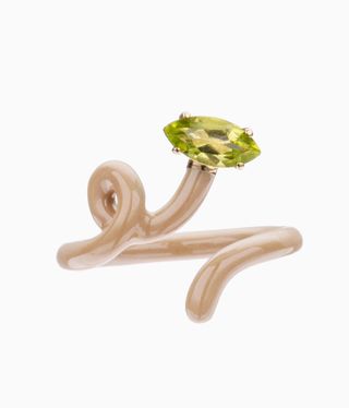 Pink twist ring with a peridot on top
