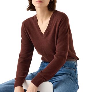 Model wearing Uniqlo cashmere V Neck Jumper