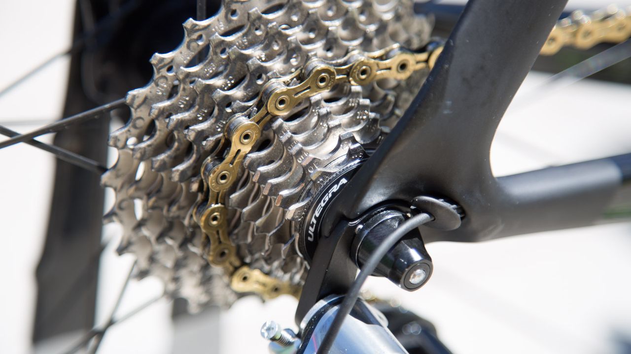 Dimension Data was running Ultegra 11-28T cassettes on their Cervelo S5's and KMC gold chains