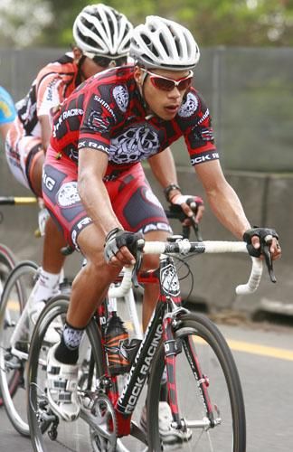 Juan Pablo Magallanes (Rock Racing) sits comfortably in the bunch.