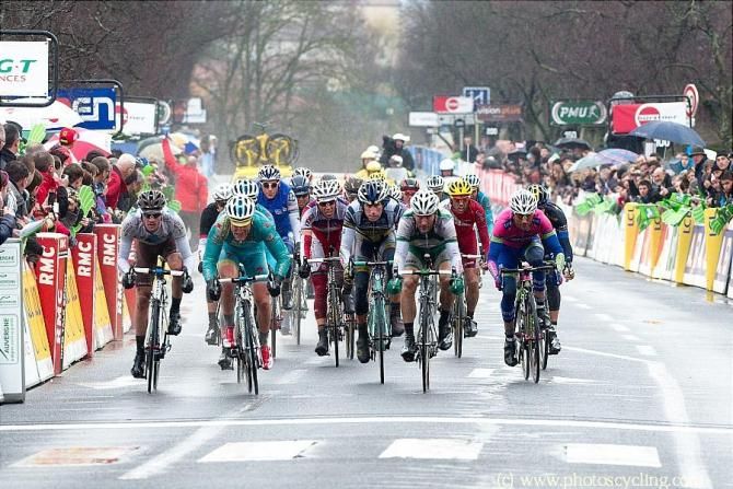 The chase group sprints to the finish line seven seconds behind the seven-man lead group.
