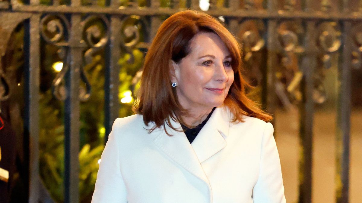 Carole Middleton respire l'élégance dans une robe en dentelle noire et un superbe manteau blanc lors du concert annuel de Noël de la princesse Catherine