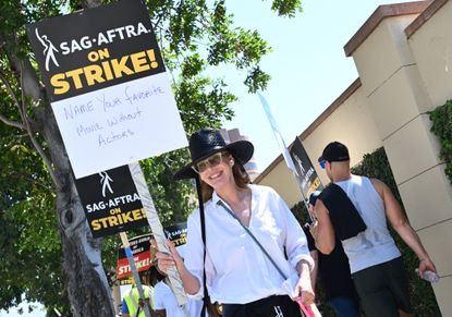 Allison Janney joins a SAG-AFTRA picket line