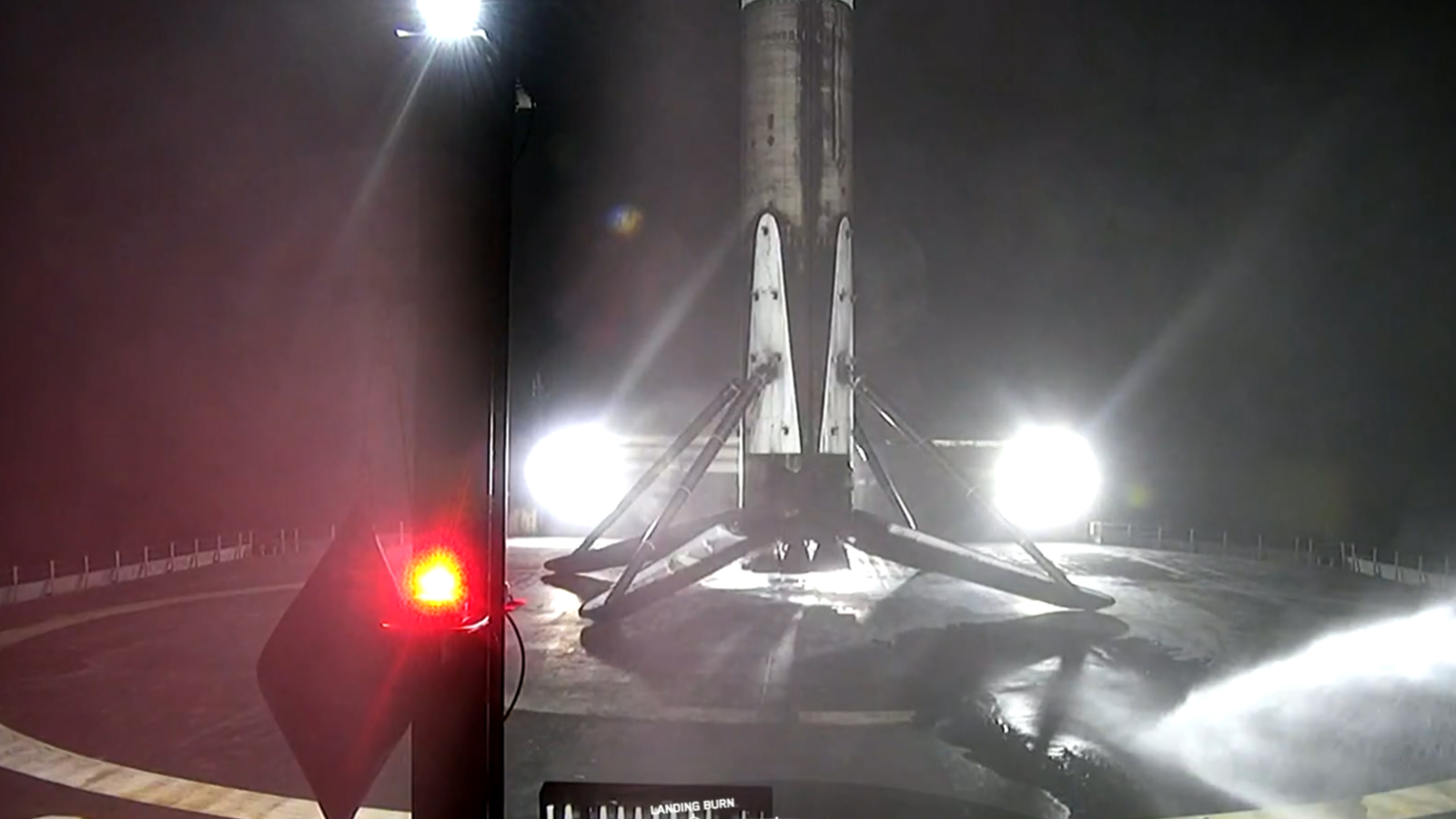 صورة للمرحلة الأولى لصاروخ Falcon 9 على متن السفينة بدون طيار Of Course I Still Love You بعد إطلاق مهمة NROL-146 بنجاح في 22 مايو
