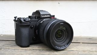 Kameraet Panasonic Lumix S5 på en trebenk, med objektivet 20-60 mm.