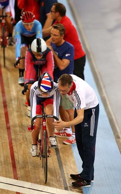 Laura Trott gets some last minute words of advice from coach Paul Manning