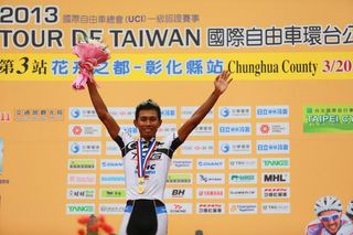 Stage 3 - Shahrul Mat Amin imitates Philippe Gilbert in front of Buddha statue