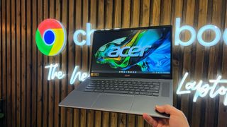 Ein Bild des Acer Chromebook Plus 514 – eines von vielen Chromebook-Plus-Modellen