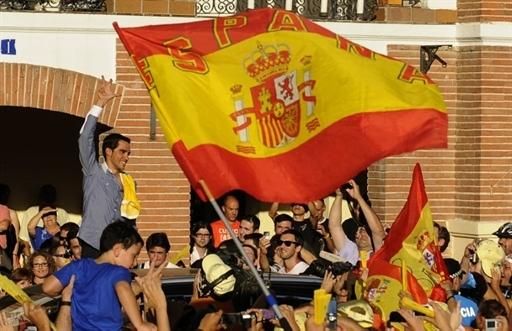 Spanish flags were in abundance as Alberto Contador was presented in his home town of Pinto.