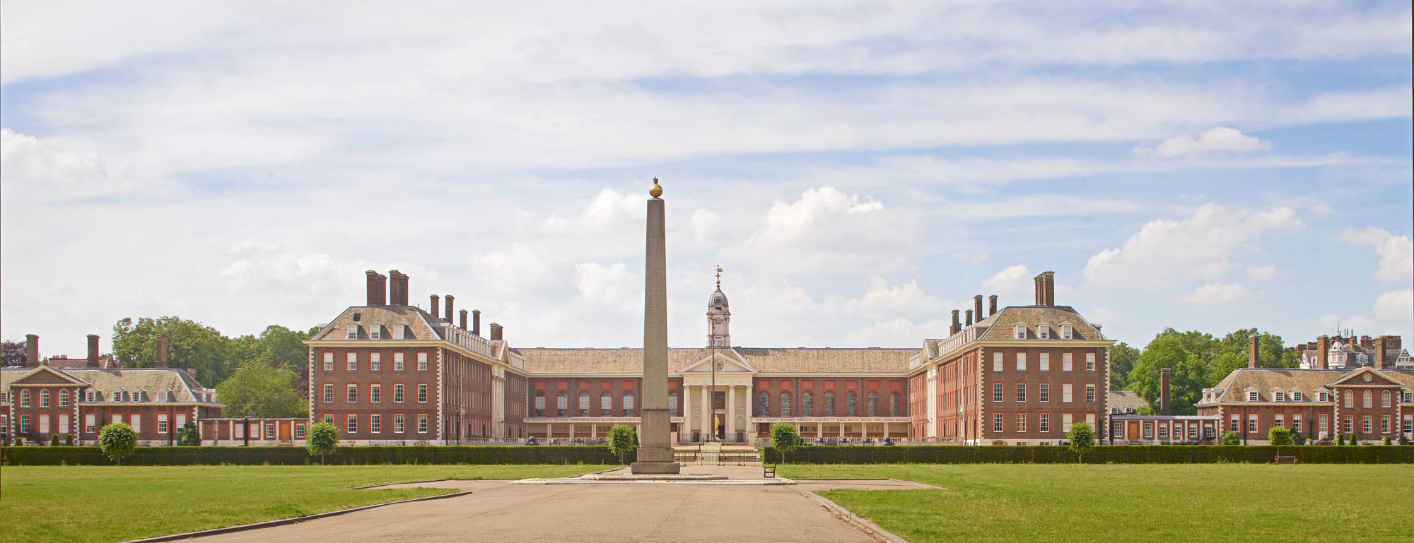 Fig 1: The huge expanse of the river frontage, with the lower wings of James II’s subsidiary courts to the sides. The Royal Hospital, Chelsea, designed by Sir Christopher Wren, and the home of the Chelsea Pensioners. Photography by Will Pryce for Country Life. ©Country Life