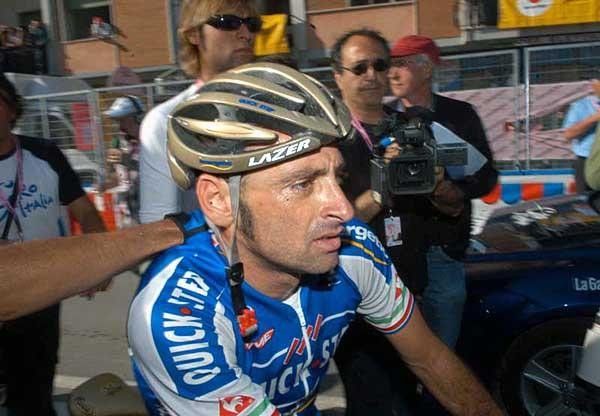 A disappointed Paolo Bettini makes his way through the rabble after the finish