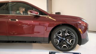 Primer plano de la rueda delantera derecha de un BMW iX