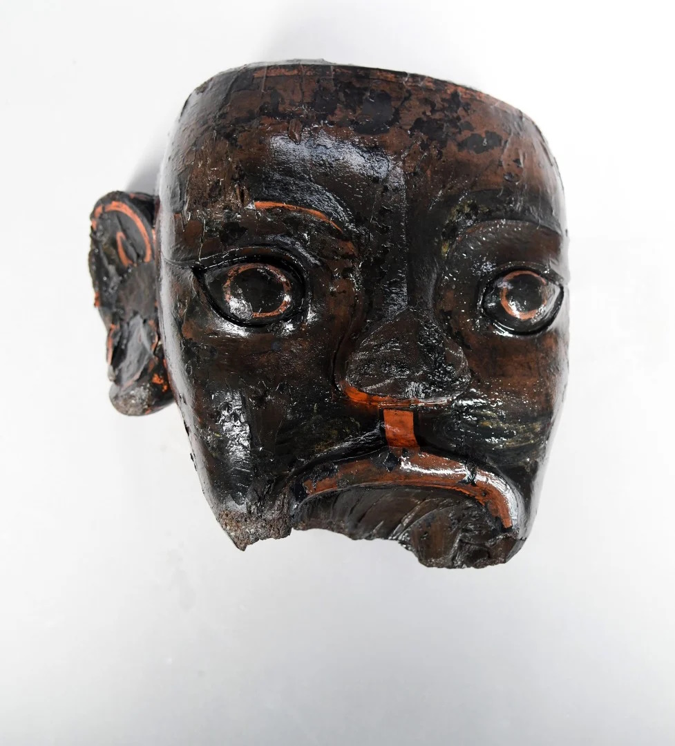 Head sculpture made from lacquerware.
