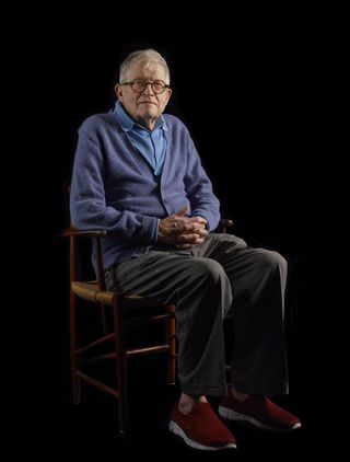 David Hockney sitting in chair, photographed by catherine opie, featured in Face to Face exhibition at ICP New York