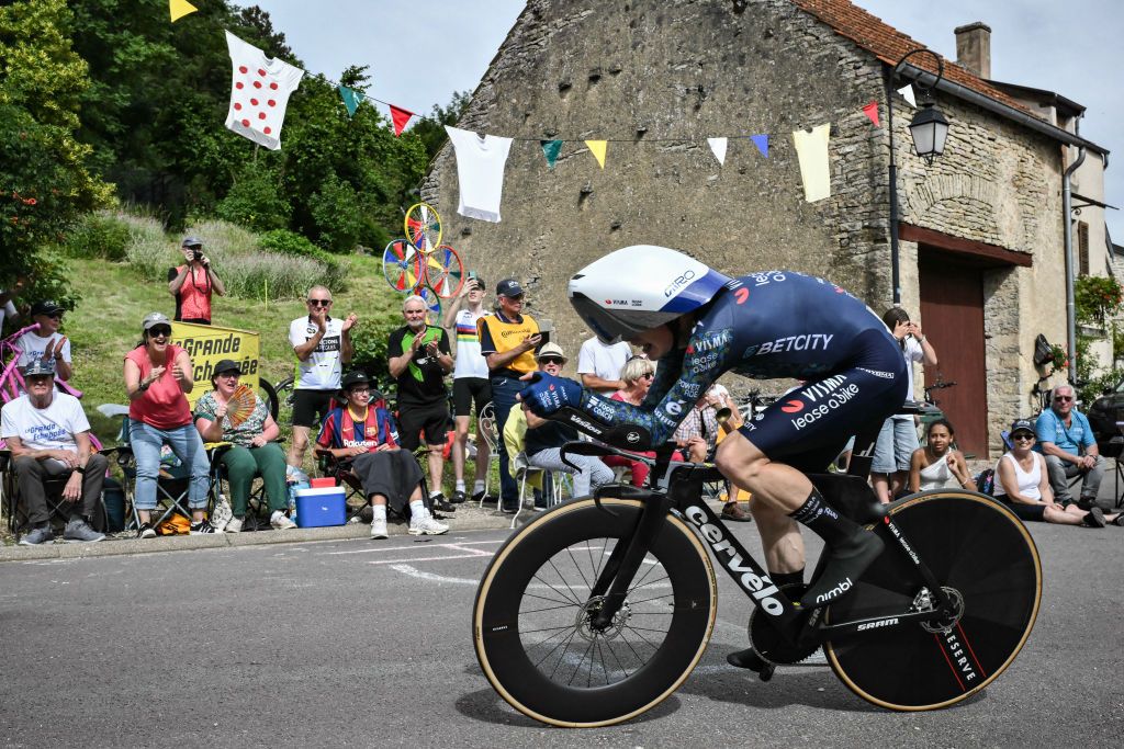 Team Visma - Lease a Bike team's Danish rider Jonas Vingegaard cycles during the 7th stage of the 111th edition of the Tour de France cycling race, 25,3 km individual time trial between Nuits-Saint-Georges and Gevrey-Chambertin, on July 5, 2024. (Photo by Marco BERTORELLO / AFP)