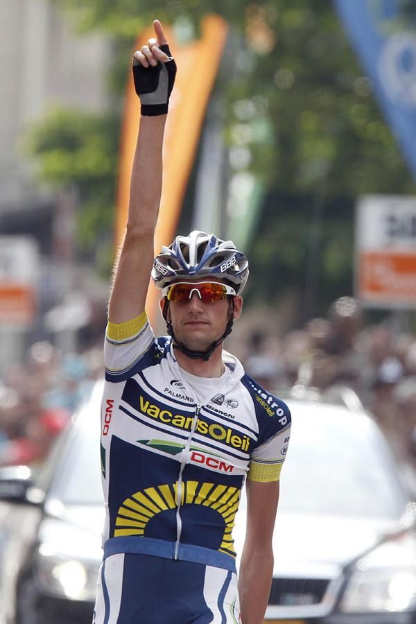 Poels salutes the crowd after crossing the line for the stage win
