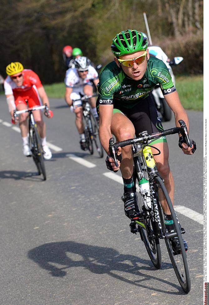 Perrig Quemeneur (Europcar) pushes the pace and drops his two breakaway companions, Julien Fouchard (Cofidis) and Romain Feillu (Bretagne-S&eacute;ch&eacute; Environnement)