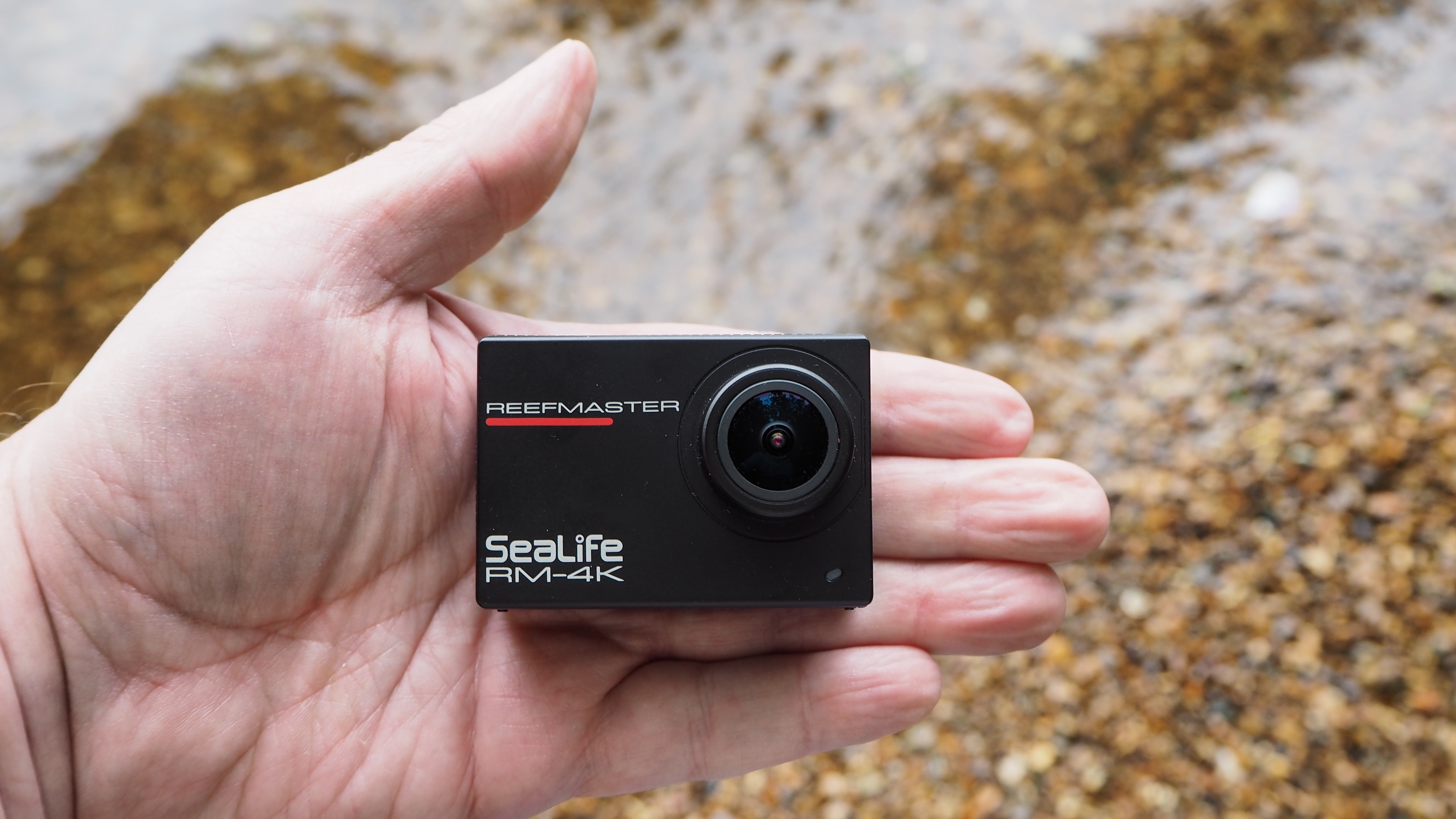 دوربین ضد آب SeaLife ReefMaster RM-4K در اسکله سنگی