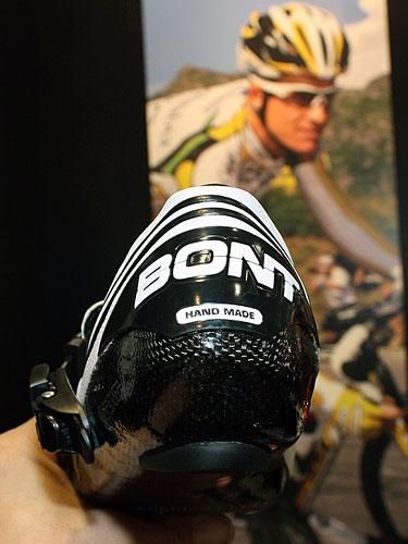 The carbon fibre outsole wraps up around the back of the foot to form the heel cup.