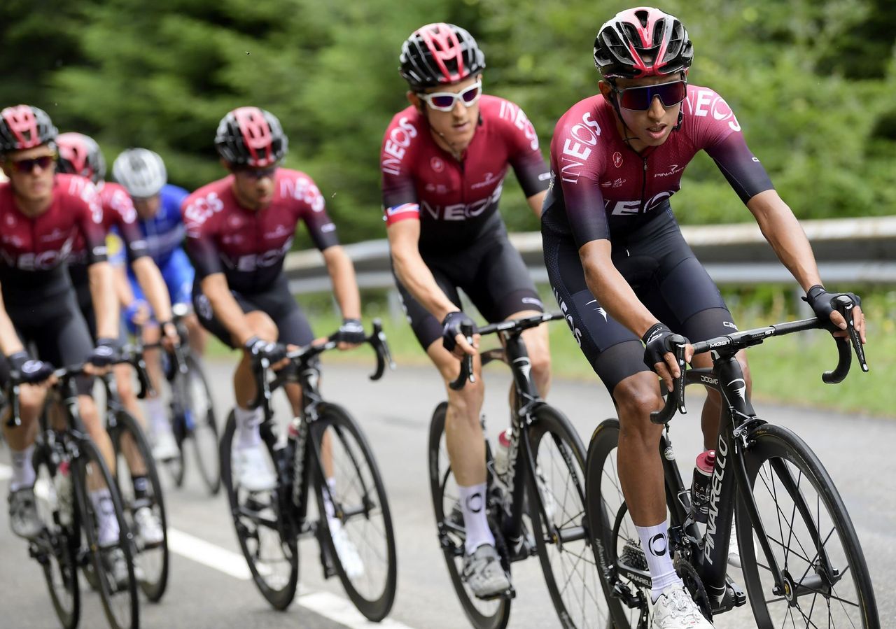 Egan Bernal and Geraint Thomas (Team Ineos) at the head of the peloton