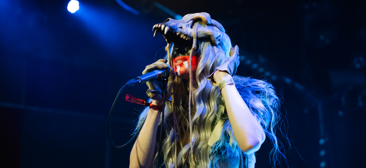 Asrunn singing on stage