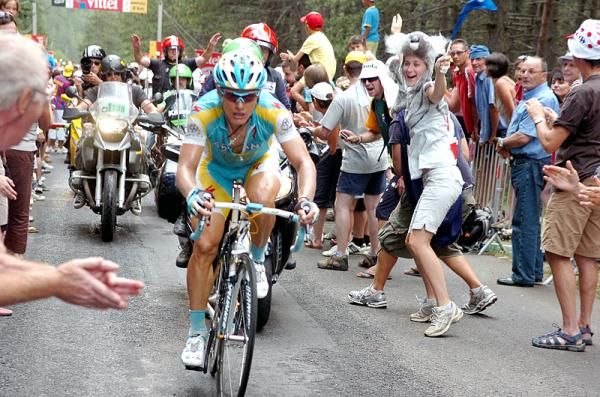 Alexander Vinokourov (Astana) alone in the lead on the Mont&eacute;e Laurent Jalabert ascent.